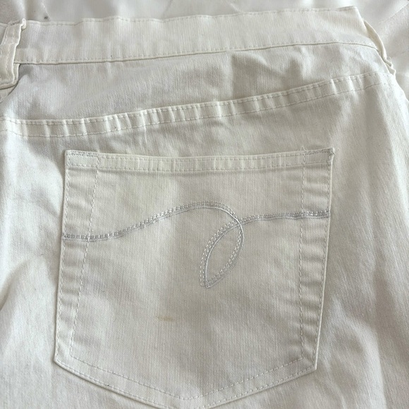 Avenue White, Wide Leg Jeans/Pants. Decorative Stitching on Back Pockets Size 16 - Picture 6 of 10